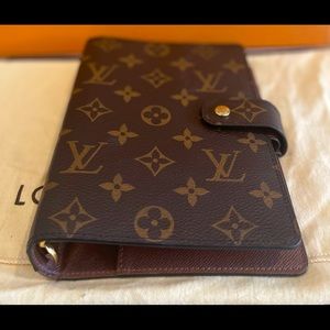 Louis Vuitton Monogram Medium Agenda Cover